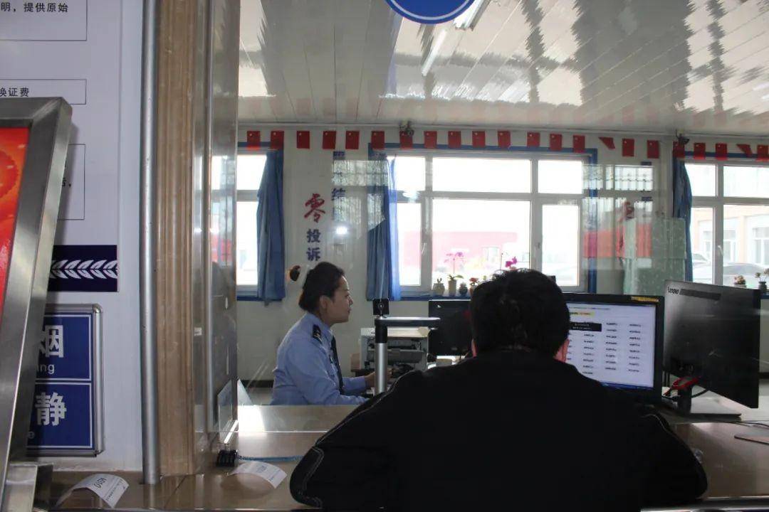 大厅前台交警赵冬在引导群众办理业务的同时,积极向群众宣传交管12123