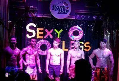 演艺人员不光只有女性，一些挂花场也有男艺人，他们被称为“男公关”。在新加坡的男性花场想要赚得多就要讨