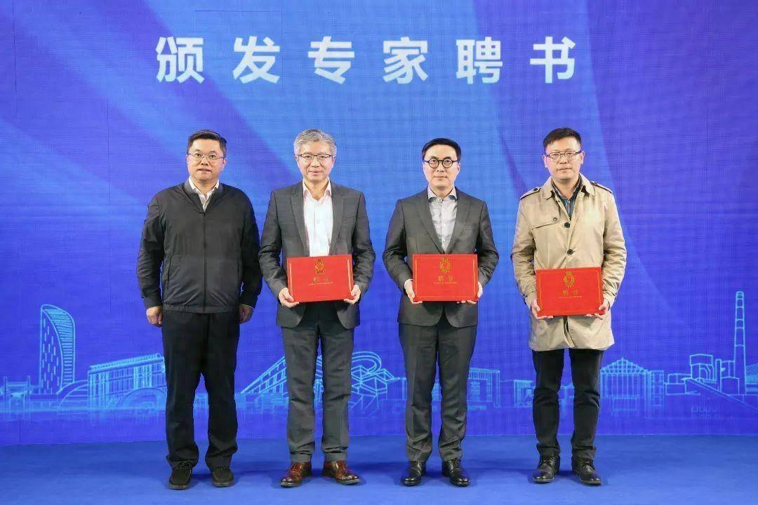 薛侃,周嵘,徐建华,贾廷纲等共同启动杨浦滨江智慧管理平台发布装置.