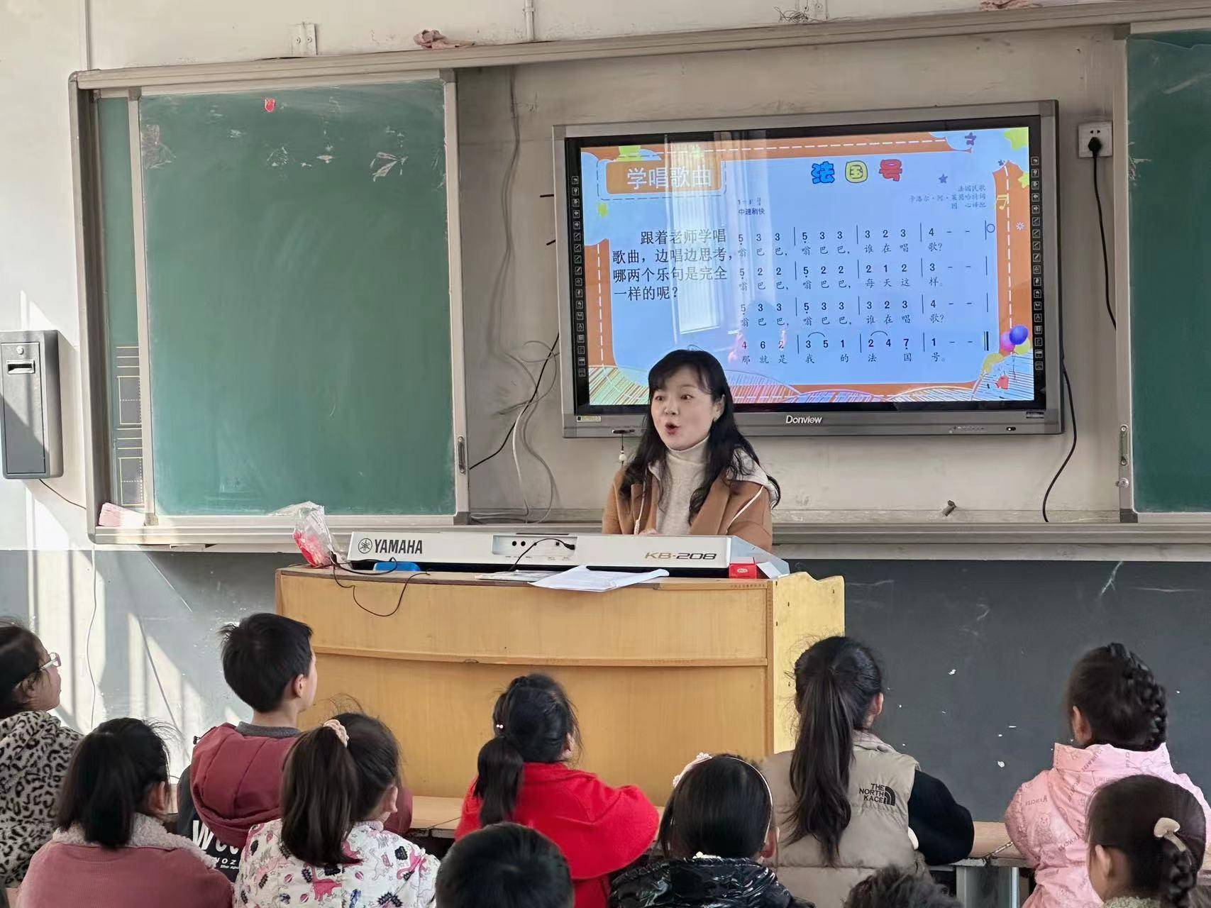 "刚到学校就发现,孩子们对音乐课非常渴望.
