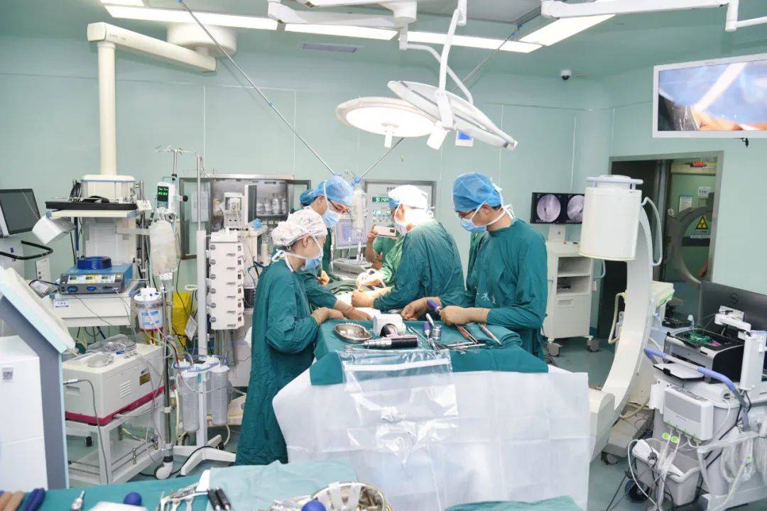 院士团队共同主刀 矫正弯曲的脊柱 重回"直立人生"_患者_手术_畸形