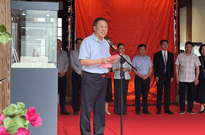 在开幕式上林飞,林秀美先后致辞,陆开锦宣布开幕,并与在场领导,嘉宾一