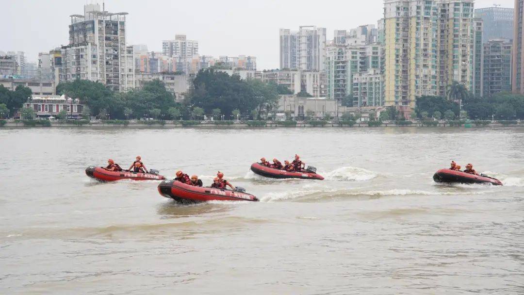 香港萌新消防员登上"穗消号"消防船啦!