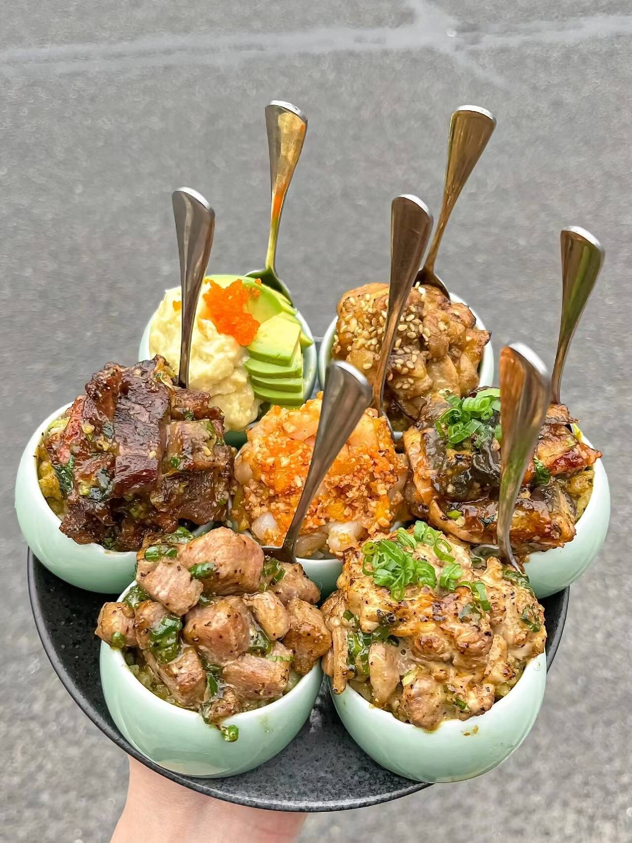 寺庙内香烟缭绕,梵音回荡,我们在佛前许下愿望,祈求家庭和睦,生活安康