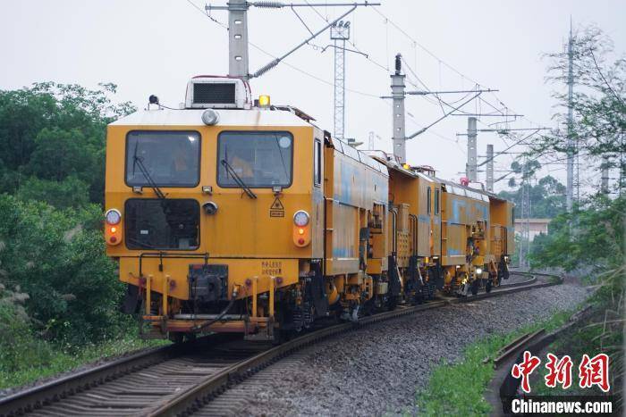 广西南宁铁路"守夜人"为中越大通道"舒筋活络"