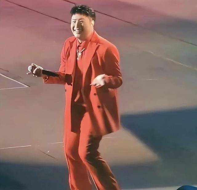 潘玮柏近照曝光!发胖变胖头鱼没脖子,肿到衣服爆开,撞脸郝邵文