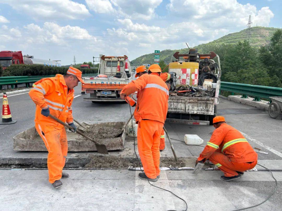 连日来,高养所组织技术人员和养护职工对辖养g22线青兰高速,g70线福银