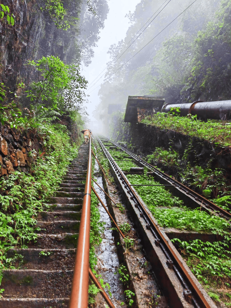 简单的休整过后,开始了对"通天梯"的攀登.