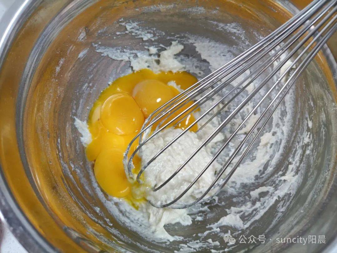 方形慕斯圈慕斯糊材料:牛奶巧克力 35克;70%黑巧 50克;牛奶 60克;吉利