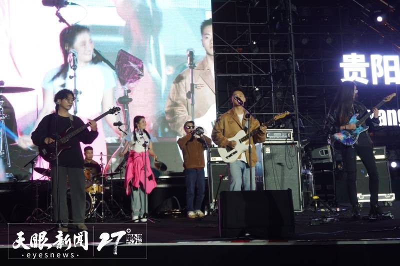 曾在贵阳路边音乐会露脸的歌唱家张英席和北大博士王上的美声摇滚,则