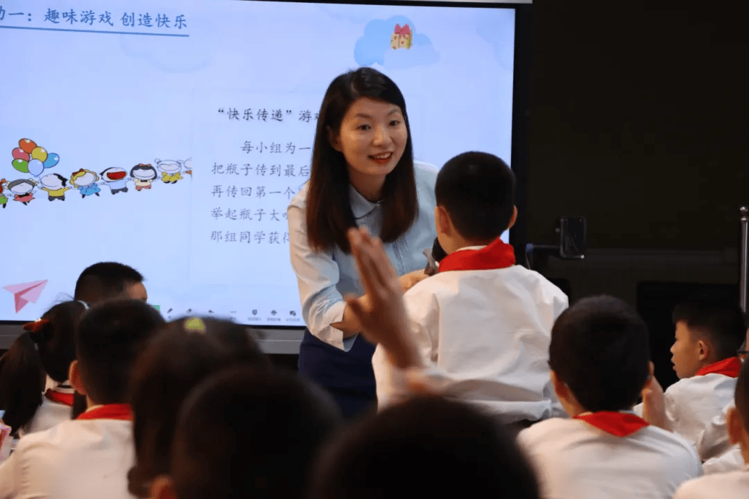 复兴小学的唐叶华老师团队在《同学相伴》中,通过"布置照