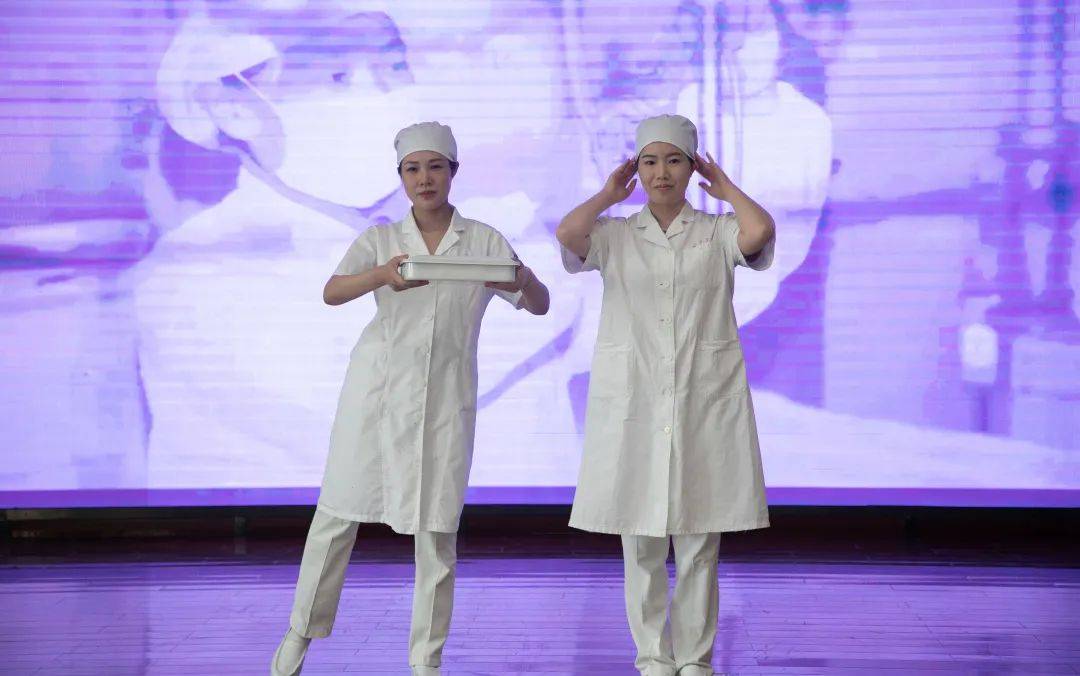 随着一场融合了医院百年历史护士服时代变迁之美的创意走秀《时光织锦