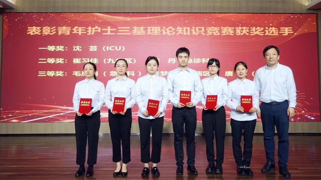 这里流光溢彩,掌声和鲜花献给最闪耀的天使!