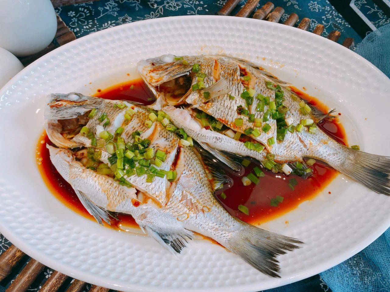 做葱油鱼,别只会清蒸了,分享酒店大厨的做法,鱼肉鲜嫩无腥味