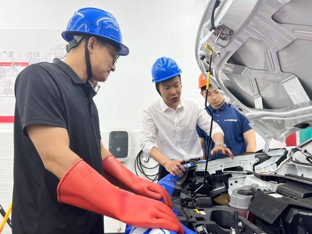 临平开展汽车维修技师百人培训 建强交通技能人才队伍