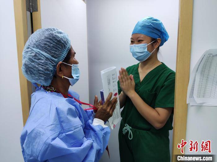 广西眼科护士扎根一线16年 曾为柬埔寨患者送光明