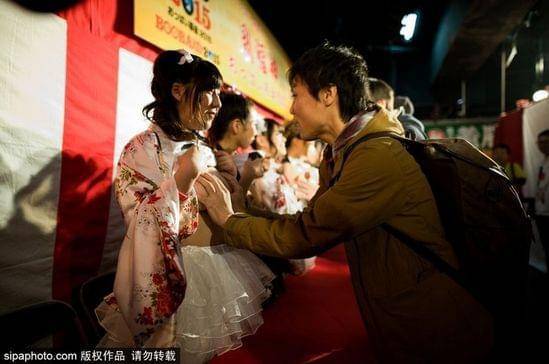 日本女优摸胸慈善捐款来袭 50元大胸可以随便摸
