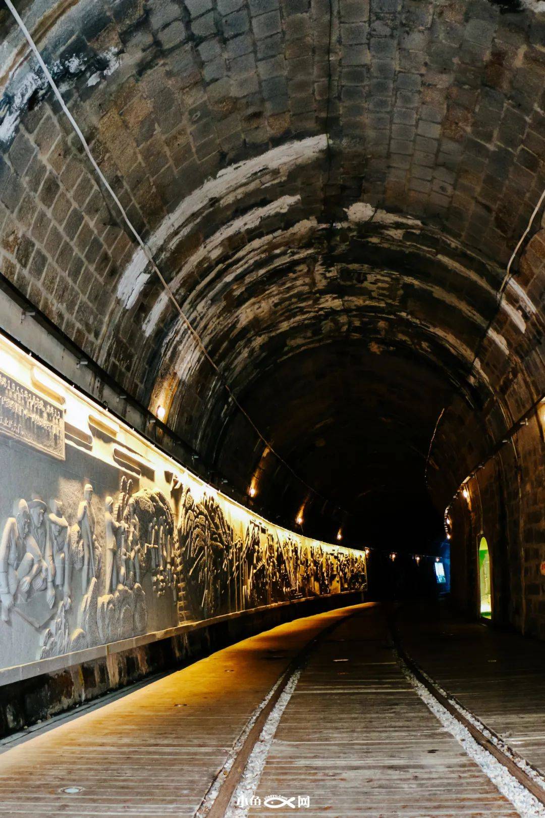 小鱼君到「鸿山隧道」时,几乎没发现游客,只有三三两两几个本地人信步