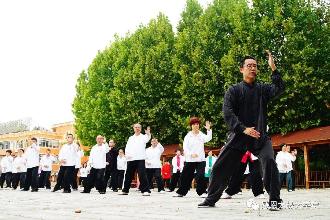 北京大学文化人类学硕士.
