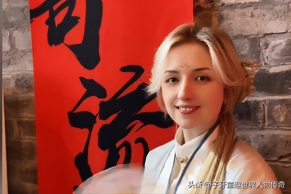 温州小伙带乌克兰女友回国,父母大方给红包买东西,女友感动流泪_瑞娅