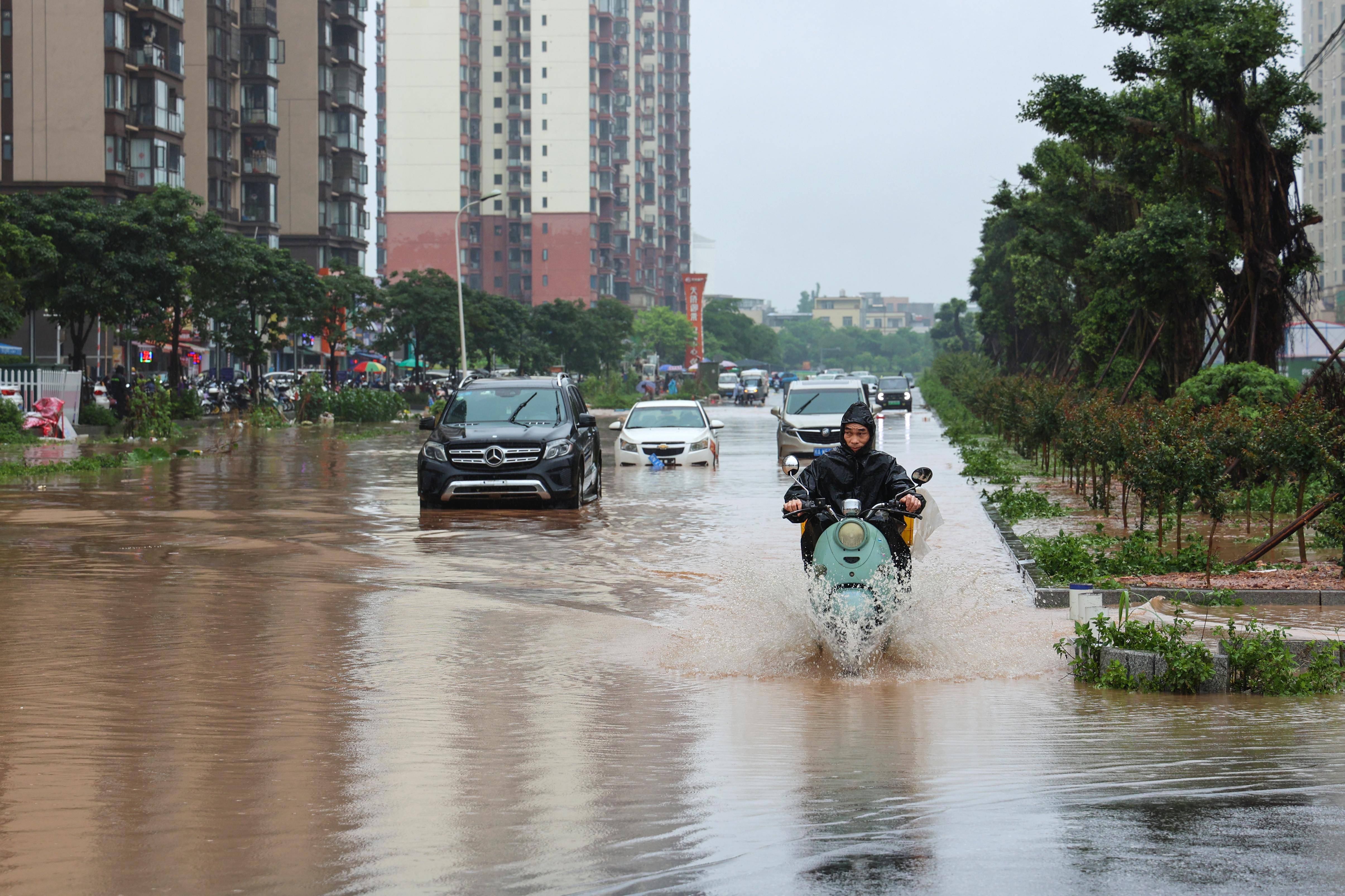 广西钦州遭遇强降雨 市区出现多处内涝