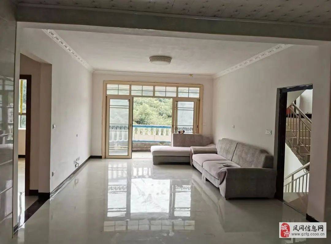 独立建筑,空气清新,四面采光良好,3室2厅2卫,自带凉台飘窗,配备有沙发