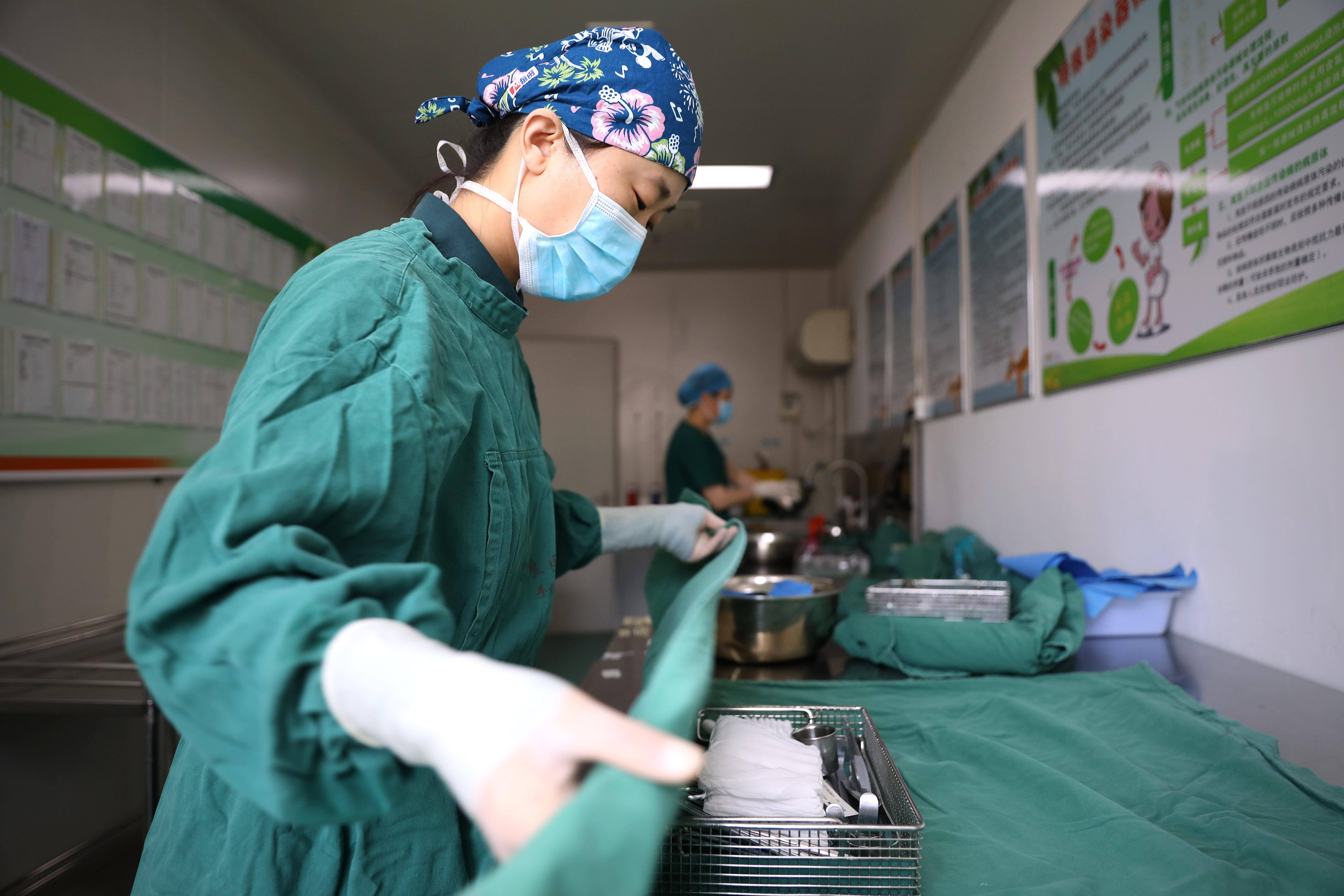 5月9日,董永鑫在恩良医院手术室打包间内打包待消毒的手术器械