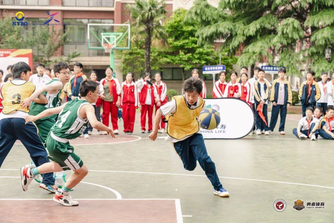 大赛",刚刚经历过体育中考的他们大展身手,一只只篮球在空中划出一道