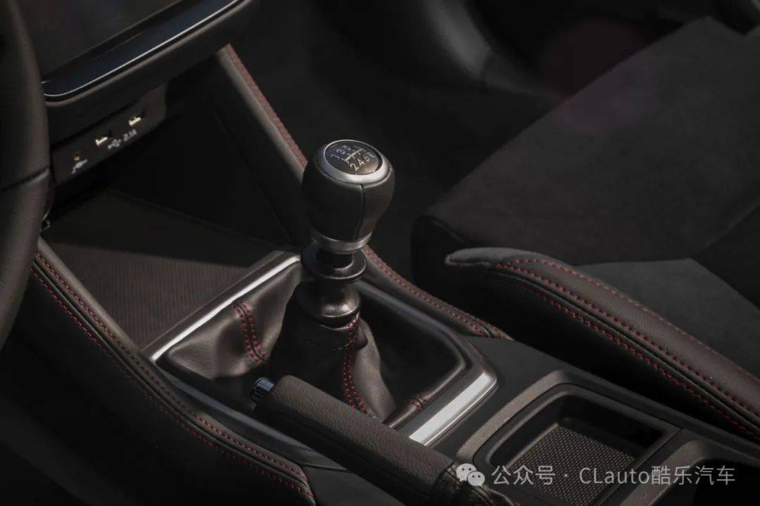 车内采用alcantara材质,红色缝线和合金踏板等,驾驶席座椅具备10向