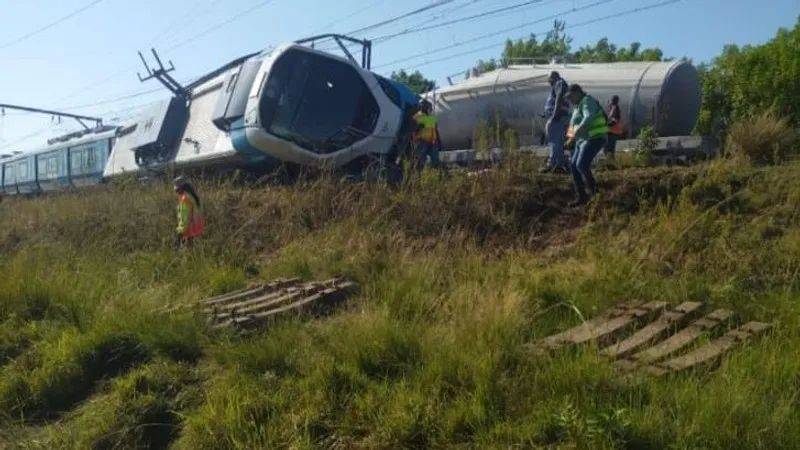 67南非铁路客车货车相撞再次人仰马翻