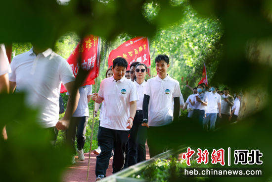 图为河北省邢台市信都区市民在实地健走.