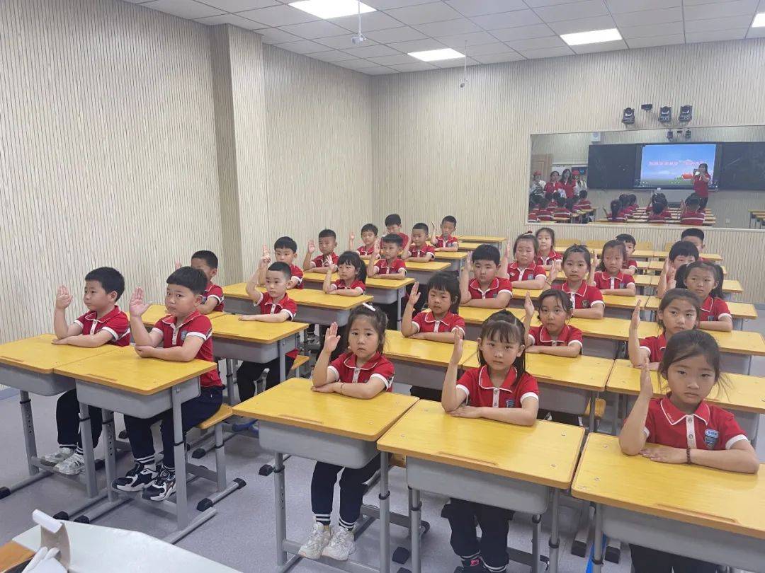 哥哥姐姐们端正的坐姿,专注的眼神,响亮的发言深深吸引着孩子们,他们