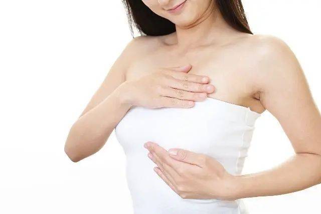 与乳腺组织和脂肪有关,但乳房形状基本在15—20岁期间就已经发育成熟