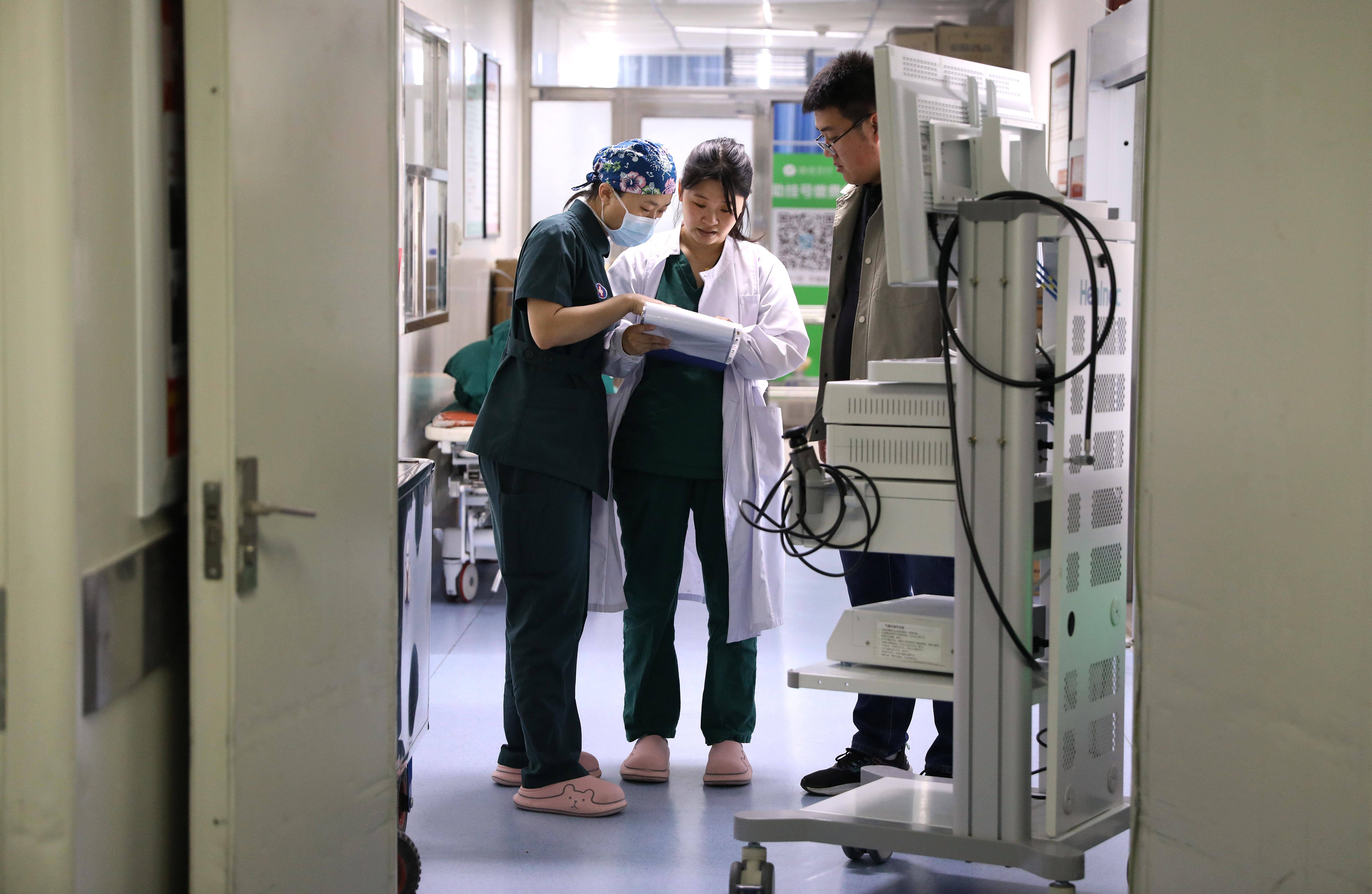 董永鑫:手术室里的"绿衣天使"_手术台_良医院_新华社