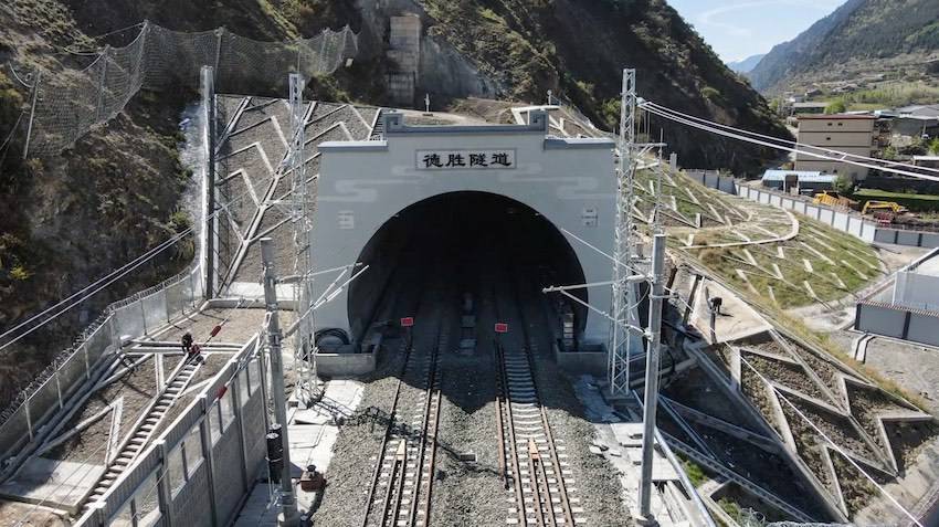 未来成都3小时到九寨沟!川青铁路成黄段今日全线贯通