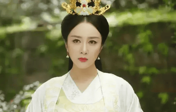 她曾是"古装第一美人",被狗咬毁容后,40岁靠演恶毒女配翻身_李依晓