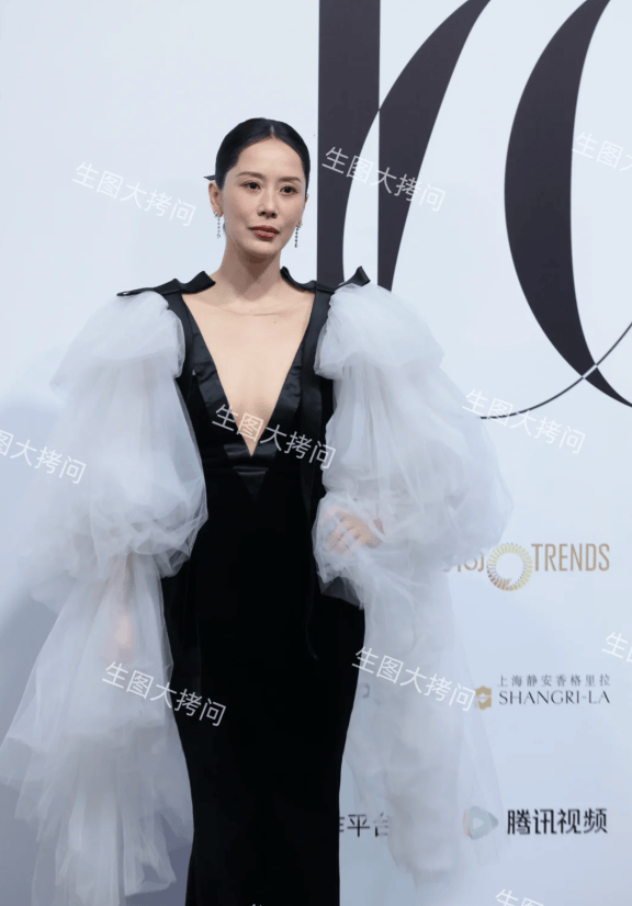 如果身材丰满一点,或许这件礼服能穿出不一样的风格,可现在这效果,也