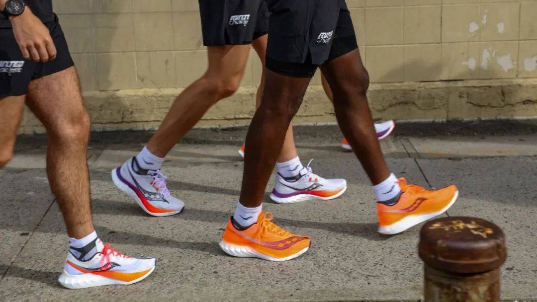 特步主品牌面向大众市场,产生的强劲现金流也将继续支持索康尼和迈乐