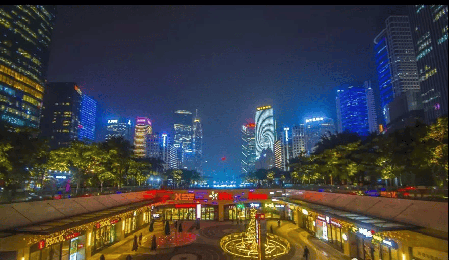 在花城广场漫步,欣赏光彩流转的摩天大楼和色彩更迭的广州塔,感受广州