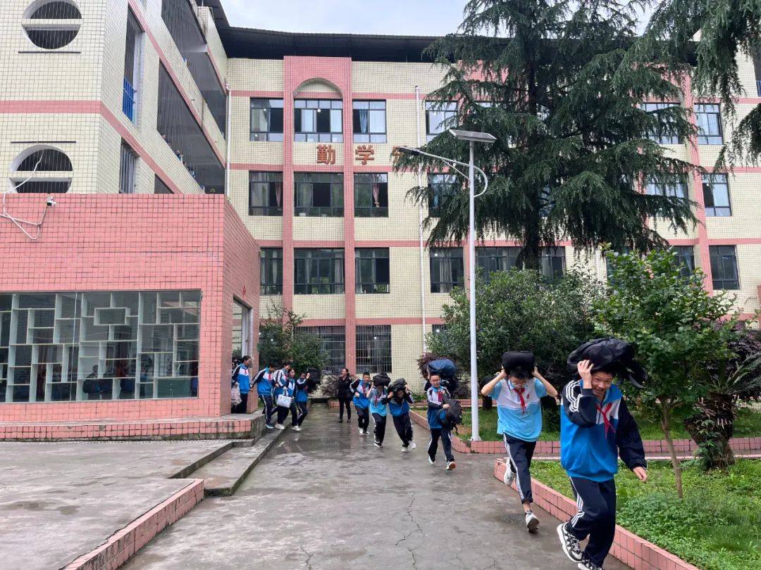 城关中学还通过led屏,手抄报,主题演讲等形式,继续宣传防灾减灾常识