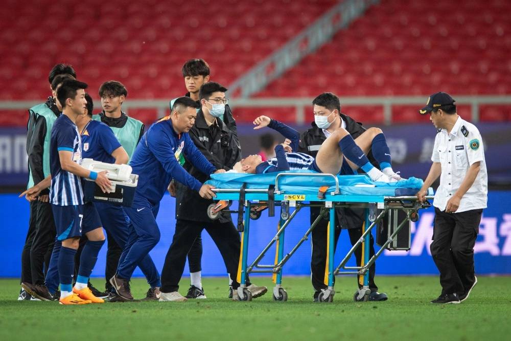 艾菲尔丁在争顶后头部受伤被抬上救护车.