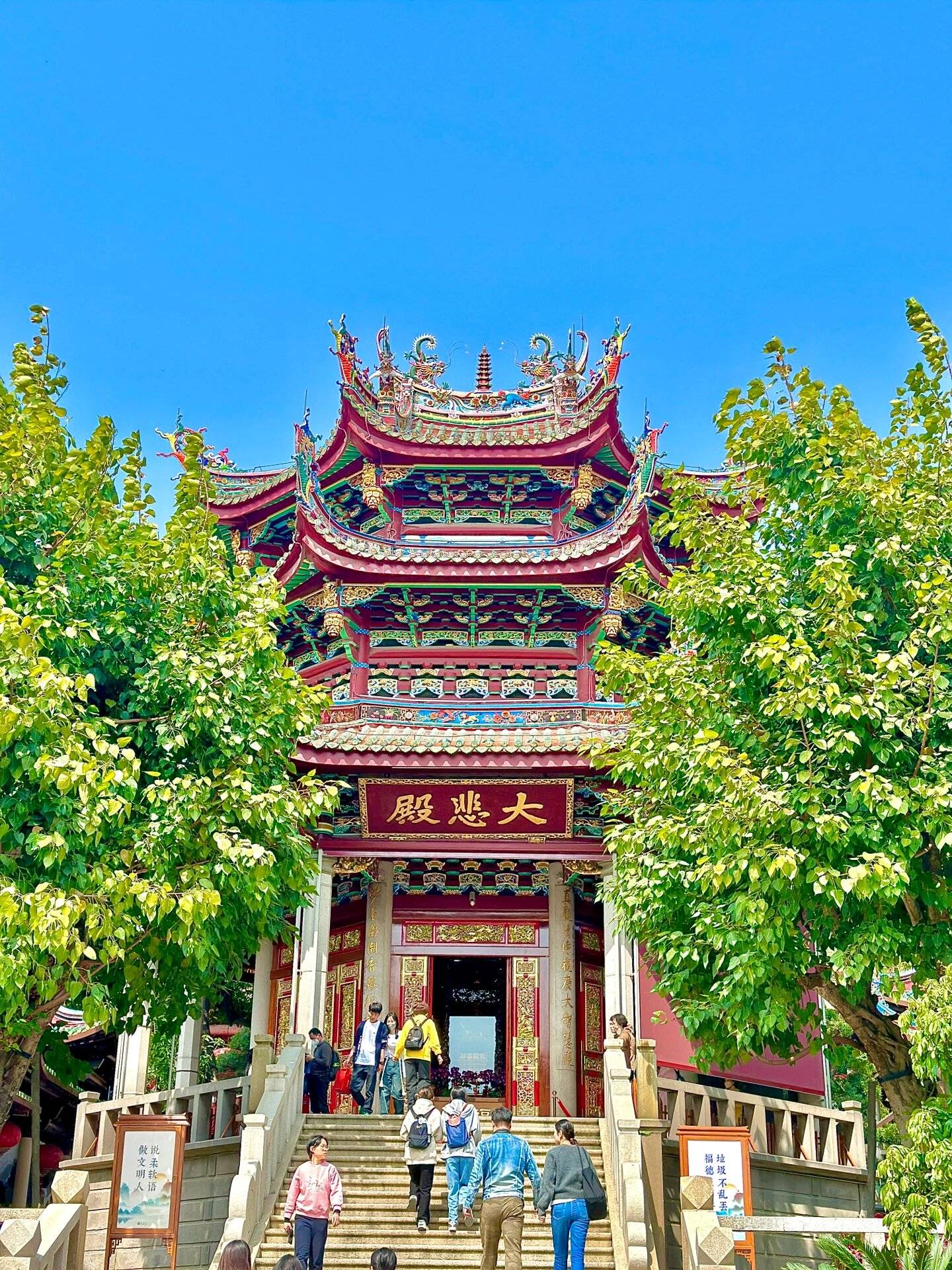 厦门有众多知名景点,如鼓浪屿,南普陀寺,厦门大学等