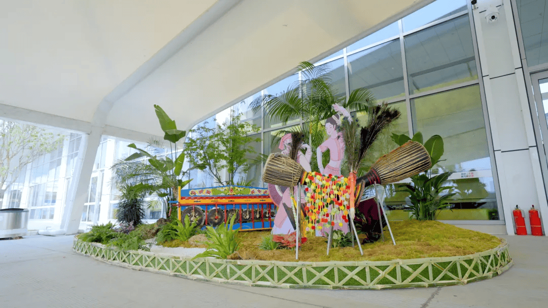 紧密结合德宏民族文化,自然景观,打造了"傣乡风情"等多个具有地方特色