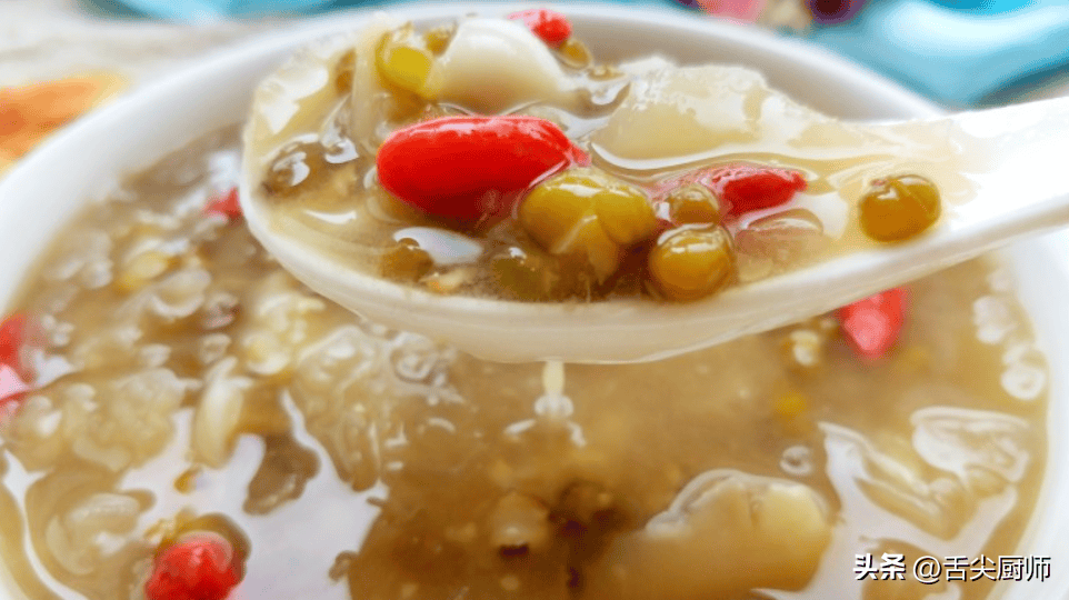 绿豆百合银耳羹是一道清凉解暑的夏季甜汤,由绿豆,百合,银耳等食材