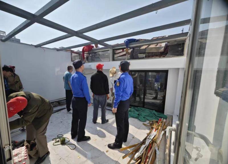 北京朝阳区和平街执法队拆除一处楼顶违建