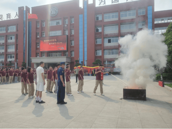 5月8日,大队走进龙门中学开展防灾减灾知识普及活动.