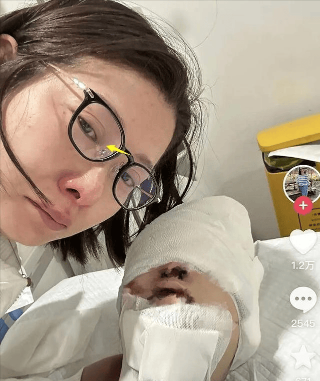 12岁优优车祸身亡原因找到了:信号灯故障致悲剧,外婆发横幅控诉