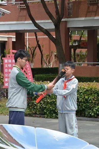 高擎百年火炬 共谱青春华章——曙光中学举行2024年德育节采集火种