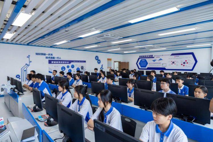 深职大三二贯通)班实训课堂图:2024年"三二贯通培养"专业及人数2024年