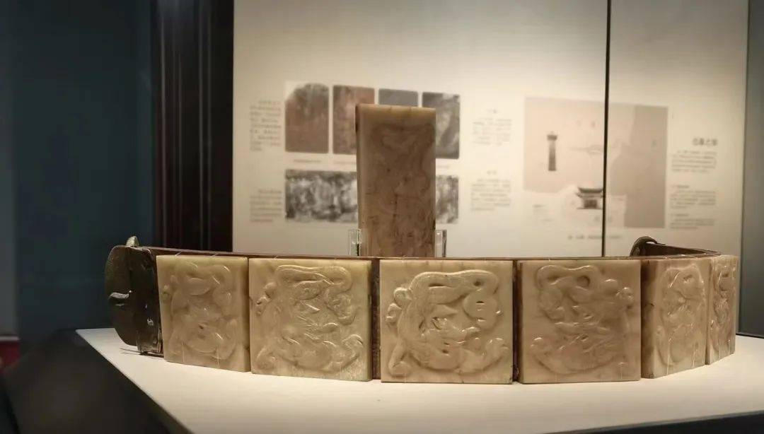 "石涧敲冰"形制浑厚古朴,虽然边角处漆皮因年代久远已斑驳掉落,但后来